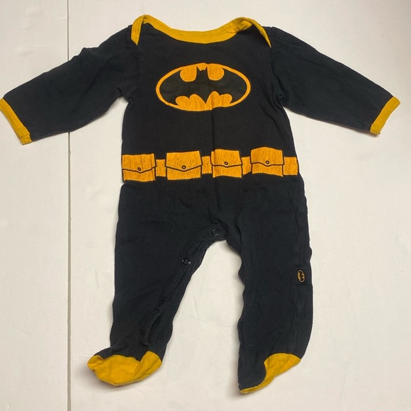 2 Pieces Baby Boy Batman 3-6M Outfits 1 Footed Sleeper 1 Shortsleeve Onesie - Picture 2 of 3